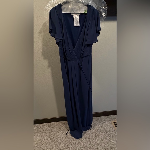 David’s Bridal Flutter Sleeve Georgette Wrap Dress
STYLE# F20039 MARINE
Size 6 - Picture 2 of 6